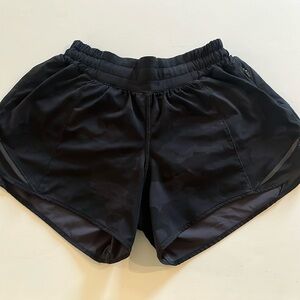 🍋LULULEMON 4” camo hottie hot shorts size 4